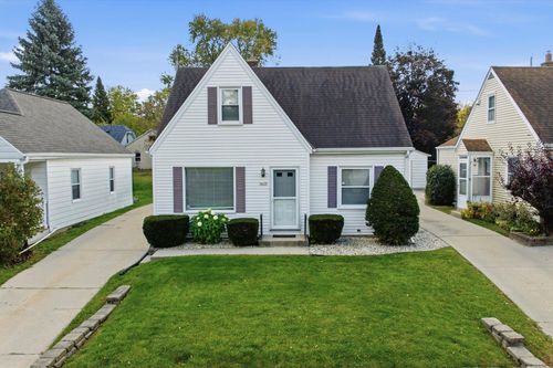 7637 Eagle St, Wauwatosa, WI, 53213-1115 | Card Image