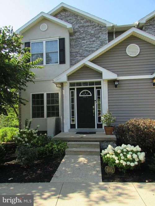 688 Oakwood Ave, STATE COLLEGE, PA, 16803-2670 | Card Image