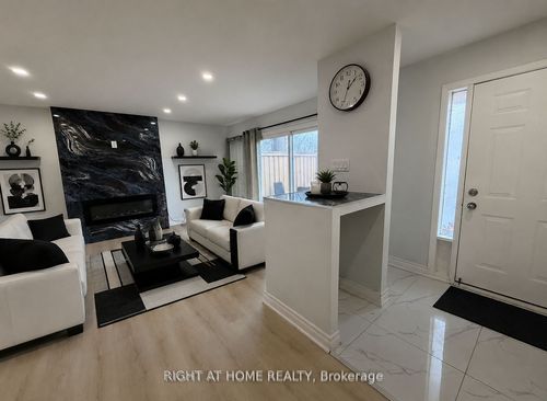 189-24 Springfair Ave, Aurora, ON, L4G3M2 | Card Image