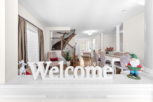 8 Charlemagne Ave, Barrie, ON, L4M0A9 | Card Image