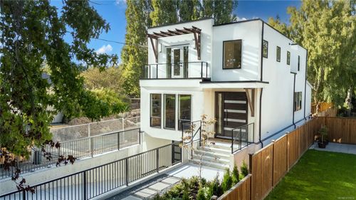 1772 Chandler Ave, Victoria, BC, V8S1N6 | Card Image