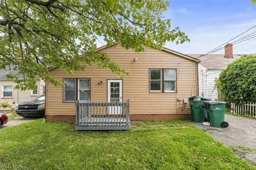 15901 Edgewood Ave, Maple Heights, OH, 44137-3915 | Card Image