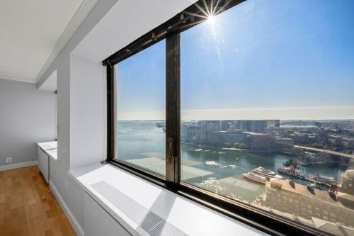 30e-85 E India Row, Boston, MA, 02110-3395 | Card Image
