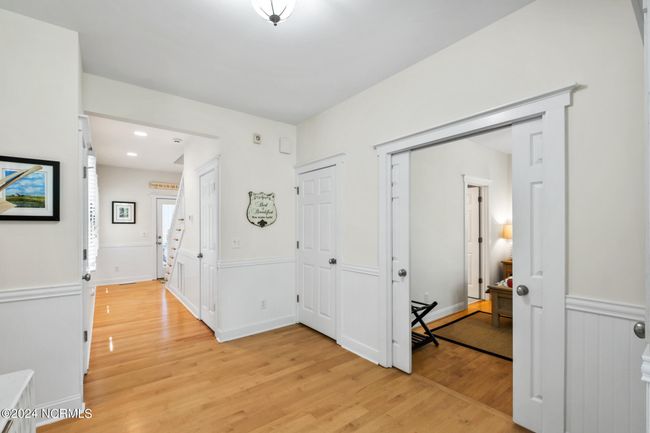 WELCOMING FOYER | Image 19