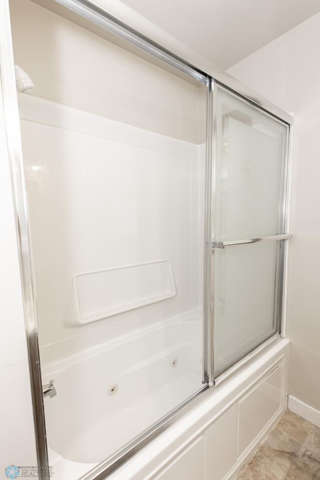 Bathroom - Full | Image 21