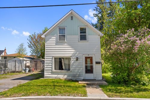 38 Hugh Street S, Arnprior, ON, K7S2V6 | Card Image