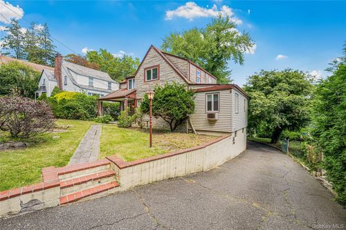 39 Hillcrest Ave, White Plains, NY, 10607-1231 | Card Image