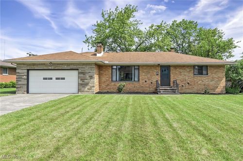 321 Justo Ln, Seven Hills, OH, 44131-3810 | Card Image