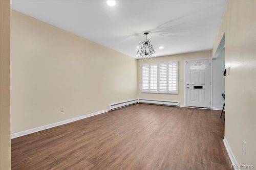 apt-11-22444 Kelly Rd, Eastpointe, MI, 48021-2600 | Card Image