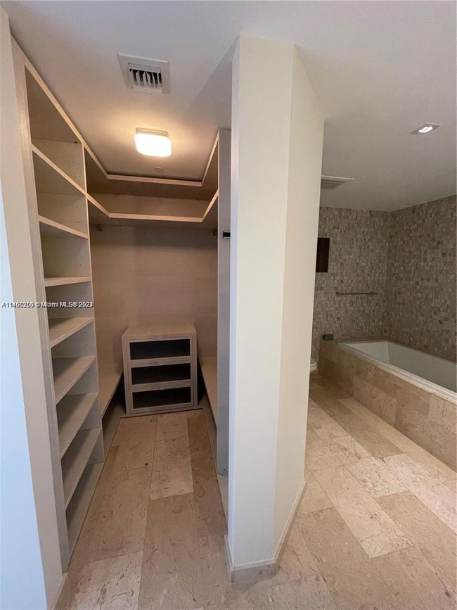 909 - 68 Se 6th St, Condo with 2 bedrooms, 2 bathrooms and null parking in Miami FL | Image 13