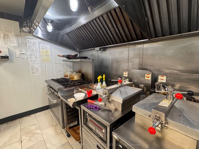 2916 Lake Shore Blvd W, Home with 0 bedrooms, 1 bathrooms and 1 parking in Etobicoke ON | Image 10