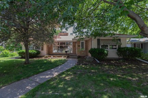 1635 Eastmere Dr, Davenport, IA, 52803-3522 | Card Image