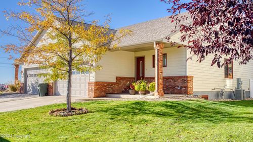 605 Lakeland Hills Dr, Gillette, WY, 82716-2835 | Card Image