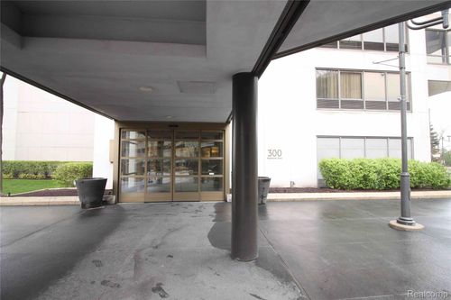 30029d-1001 W Jefferson Avenue, Detroit, MI, 48226 | Card Image