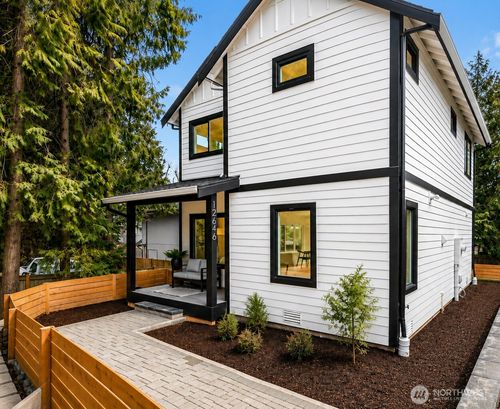 12646 Ne 80th St, Kirkland, WA, 98033-8211 | Card Image