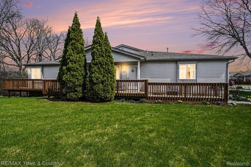 9358 Parkview Cir, Grand Blanc, MI, 48439-8059 | Card Image