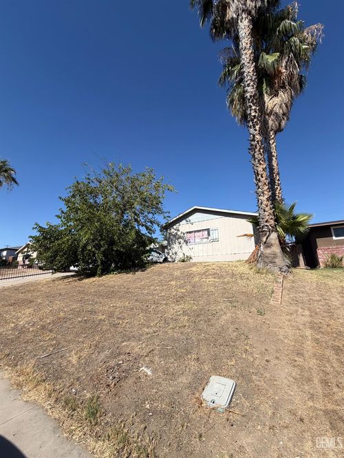 2913 Haley Street, Bakersfield, CA, 93305 | Card Image