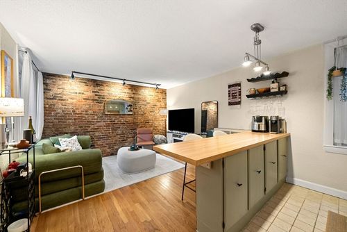 2r-10 Henchman St, Boston, MA, 02113-1474 | Card Image