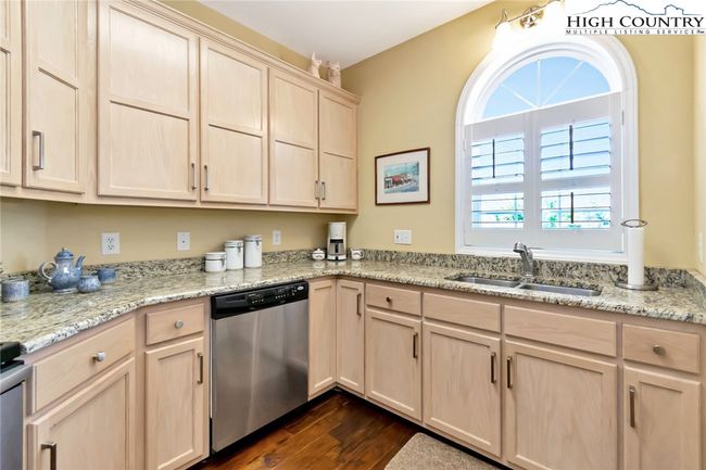 304 - 150 Prudden Ln, Condo with 2 bedrooms, 2 bathrooms and null parking in Blowing Rock NC | Image 7