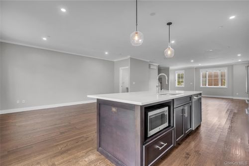 b-13 English Ln, Dobbs Ferry, NY, 10522-1813 | Card Image