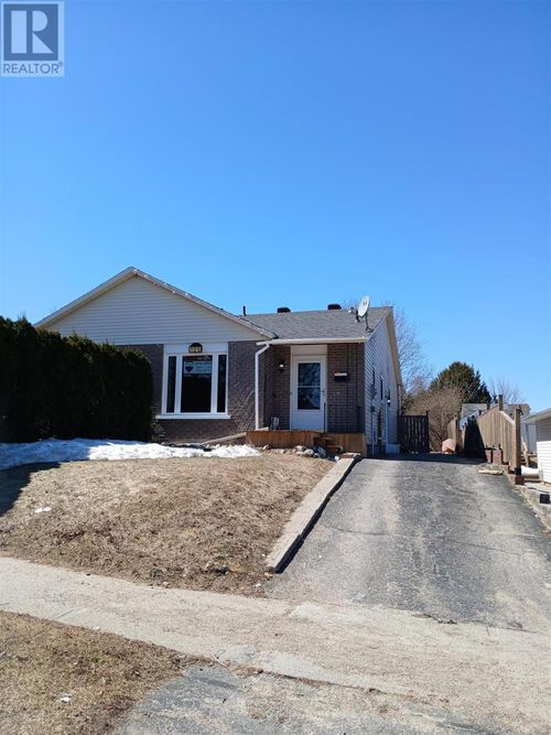 125 Laurier Rd, Elliot Lake, ON, P5A2V1 | Card Image