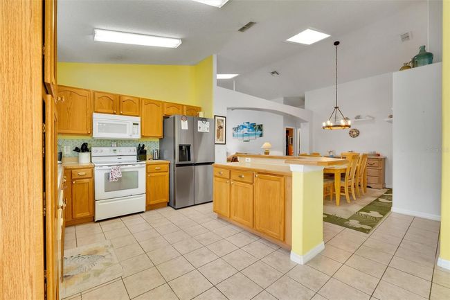 Larger than normal kitchen area | Image 16