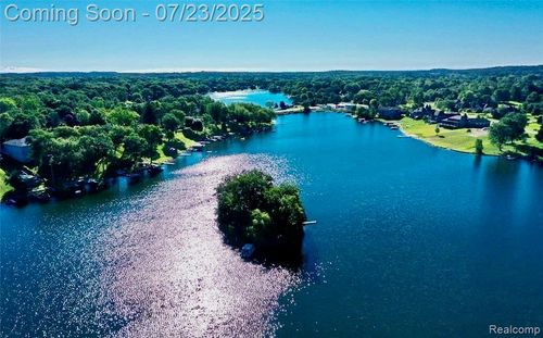 10418 King Rd, Davisburg, MI, 48350-1910 | Card Image