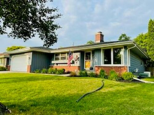 8055 50th Ave, Kenosha, WI, 53142-2032 | Card Image