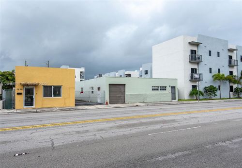 2250 Palm Ave, HIALEAH, FL, 33010-2217 | Card Image