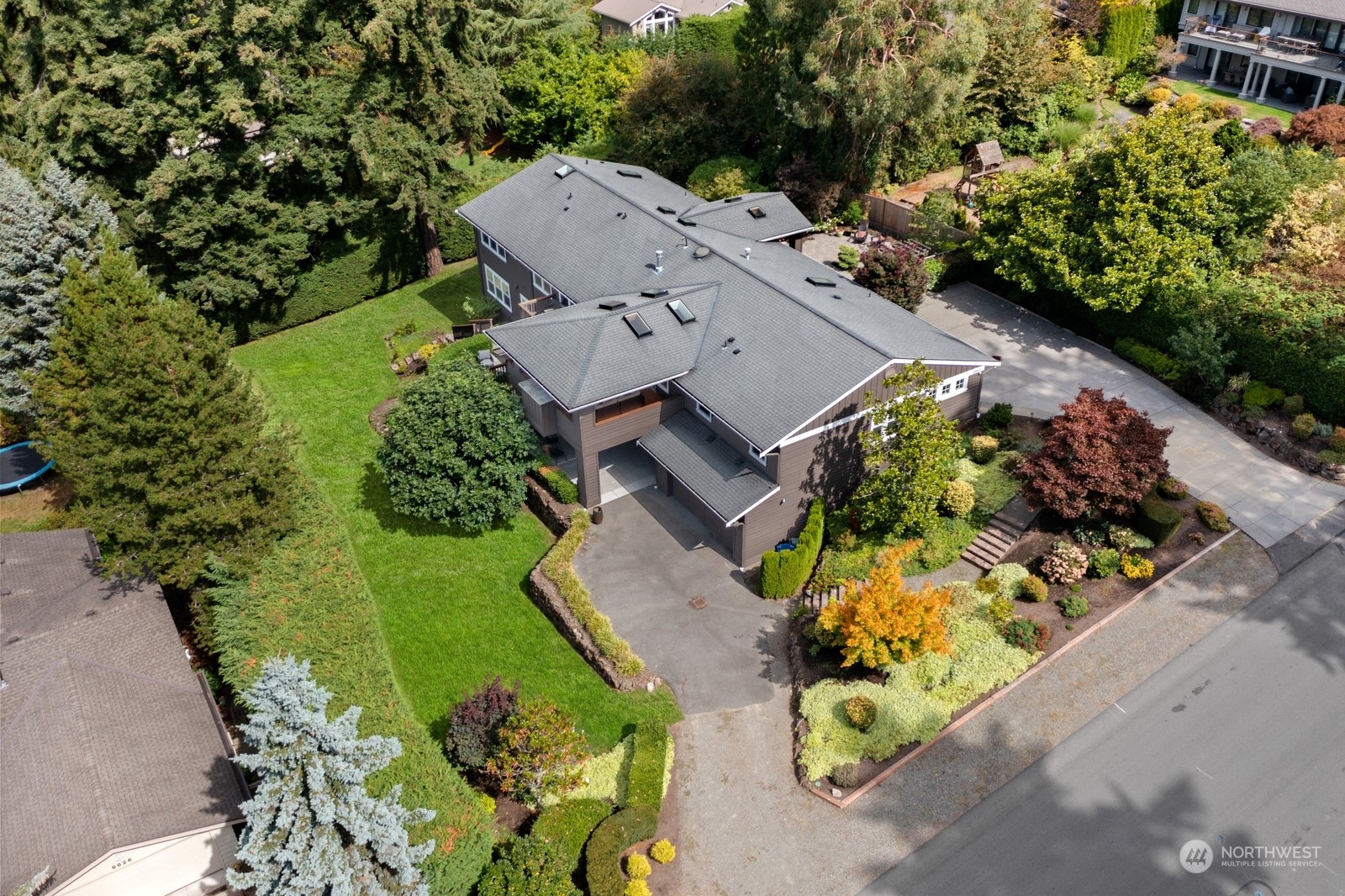 32nd St, Clyde Hill, WA 98004