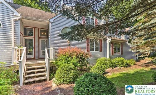 102 Laurelwoods Dr, Lake Harmony, PA, 18624-2110 | Card Image
