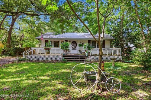 1918 Stuart Ave, Ocean Springs, MS, 39564-3926 | Card Image