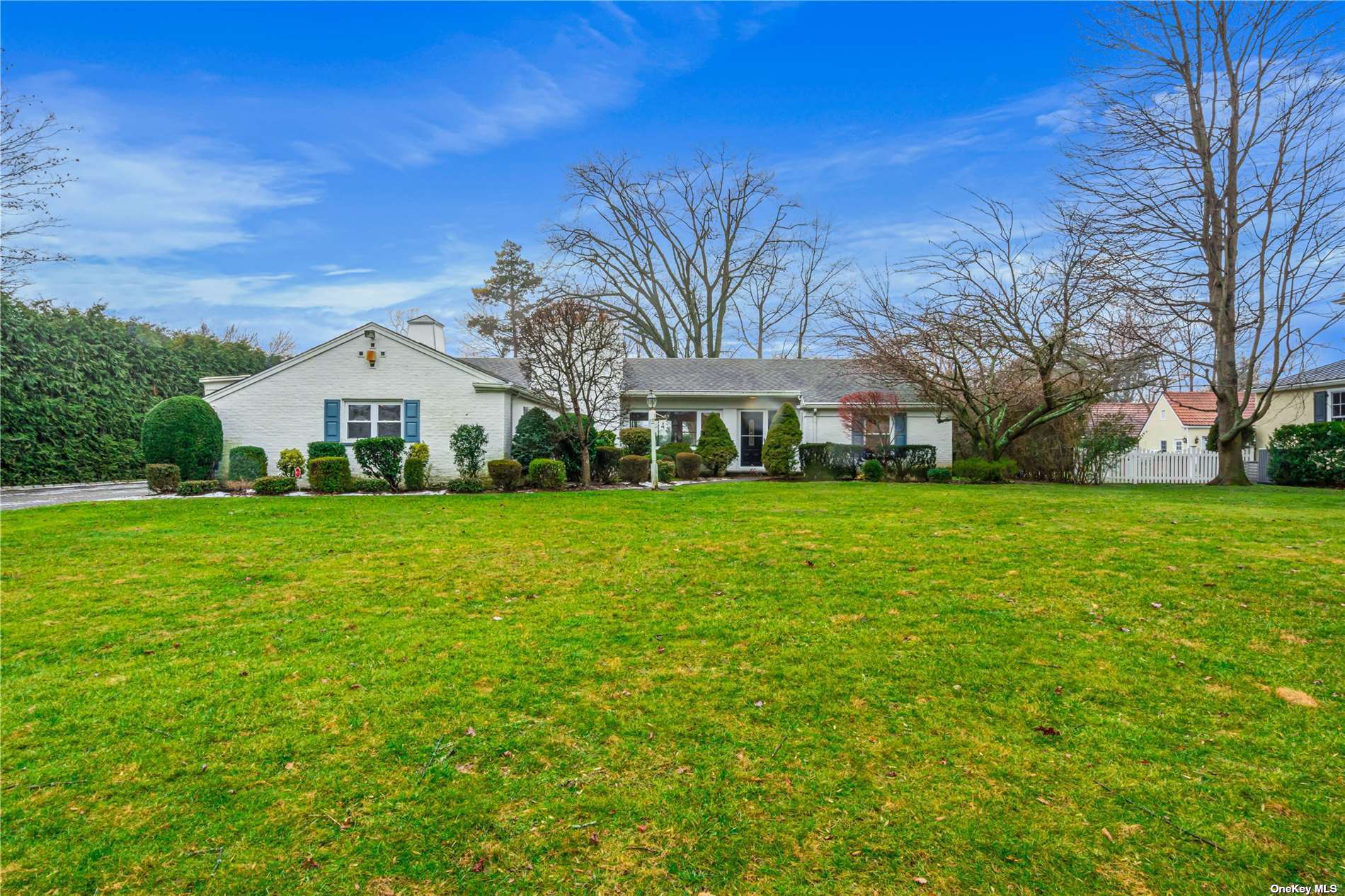 Coventry Pl, Garden City, NY 11530