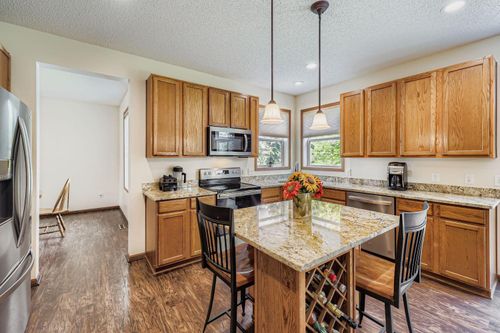 2113 Sandhill Dr, Shakopee, MN, 55379-5903 | Card Image