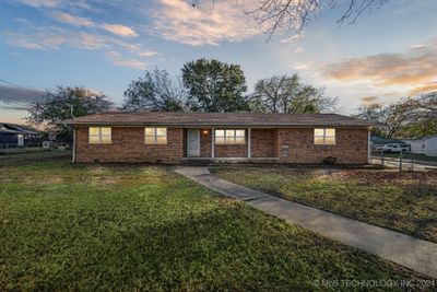 303 W Elm Avenue, House other with 3 bedrooms, 2 bathrooms and null parking in Checotah OK | Image 1