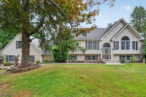 251 W Mountain Rd, Sparta, NJ, 07871-3527 | Card Image