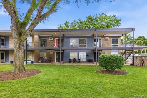 28-15055 Hubbard St, Livonia, MI, 48154-3581 | Card Image