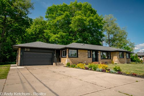 315 W 40th St, Holland, MI, 49423-5623 | Card Image