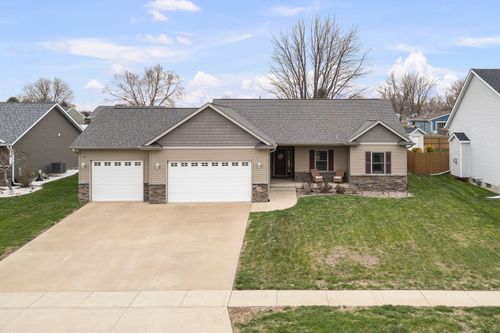 510 Pinehurst Dr, Eldridge, IA, 52748-2108 | Card Image