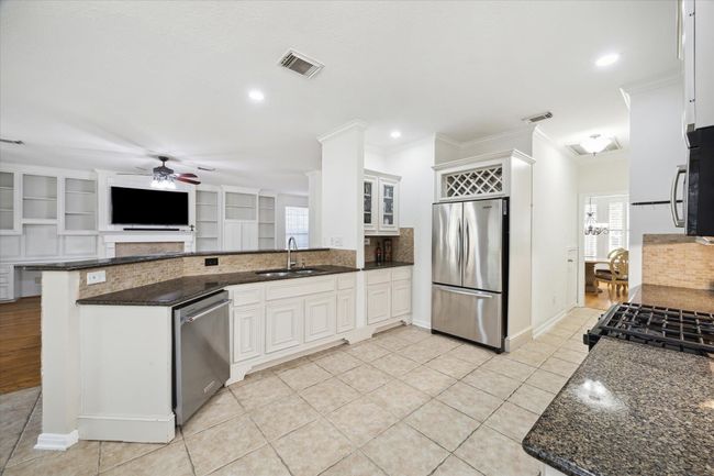 1811 Oakbrook Cir, House other with 4 bedrooms, 3 bathrooms and 2 parking in Pearland TX | Image 14