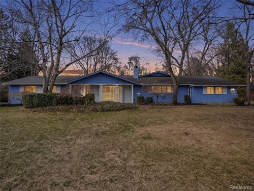 1690 Ledbury Dr, Bloomfield Hills, MI, 48304-1246 | Card Image