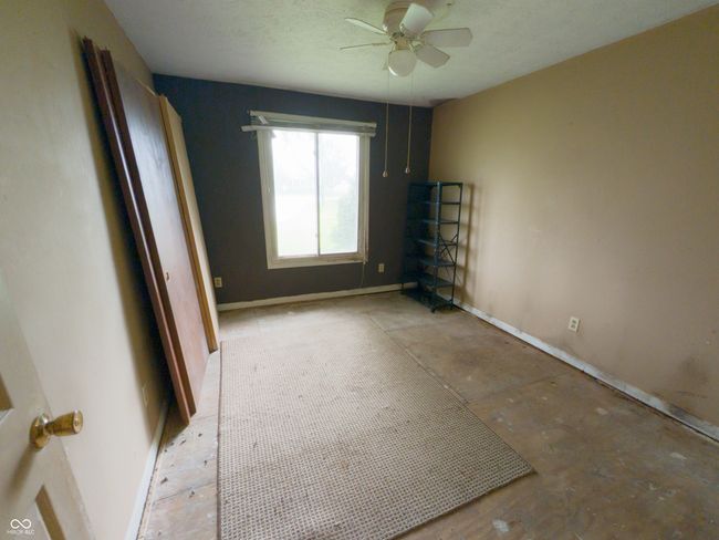 empty room with ceiling fan and baseboards | Image 9