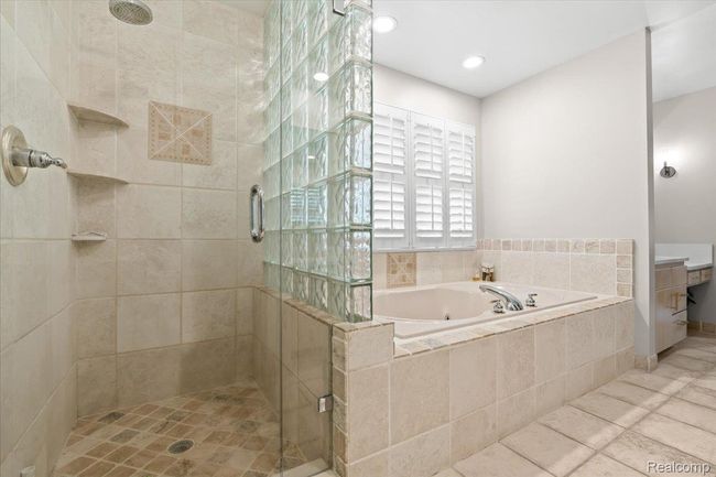 Soaking tub and euro shower. | Image 26
