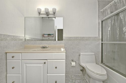 60 Jad Ct, Plainview, NY, 11803-5806 | Card Image
