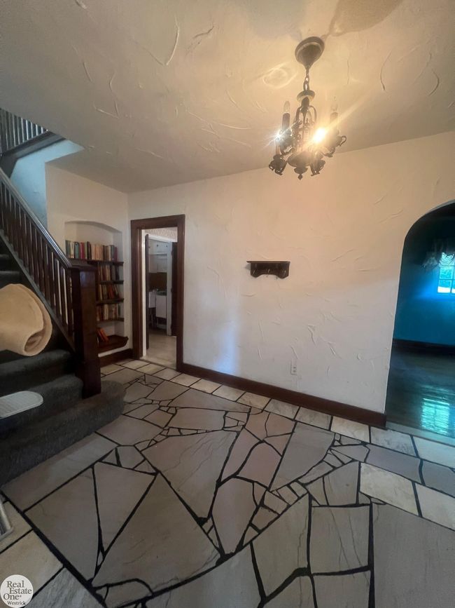 Foyer and stairway | Image 25