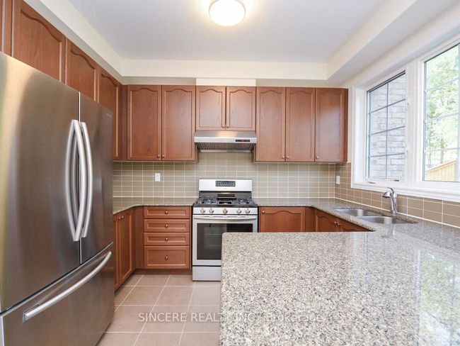 74 Paper Mills Cres, House attached with 3 bedrooms, 3 bathrooms and 1 parking in Richmond Hill ON | Image 5