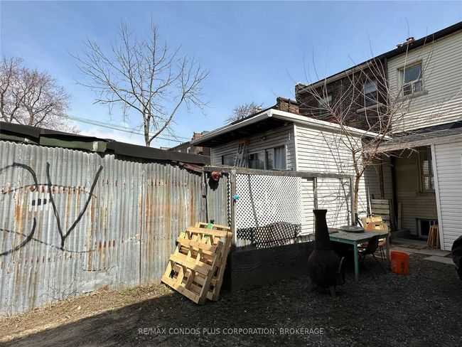 2421 Dundas St W, House attached with 4 bedrooms, 3 bathrooms and 2 parking in Toronto ON | Image 7