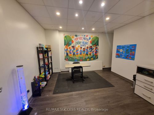 main-fl-2567 Hurontario St, Mississauga, ON, L5A2G4 | Card Image