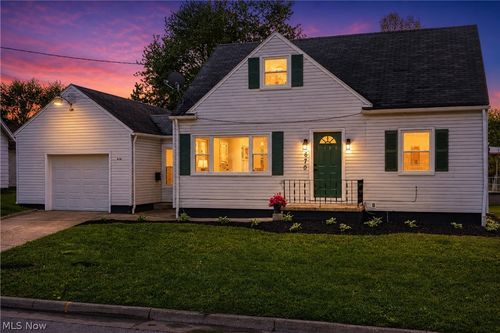 670 Davis St, Akron, OH, 44310-4049 | Card Image