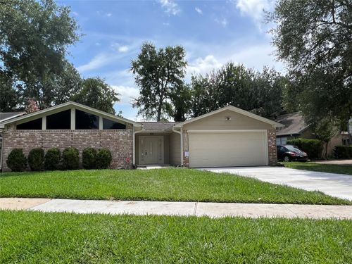 1318 Pinecroft Dr, Sugar Land, TX, 77498-2425 | Card Image